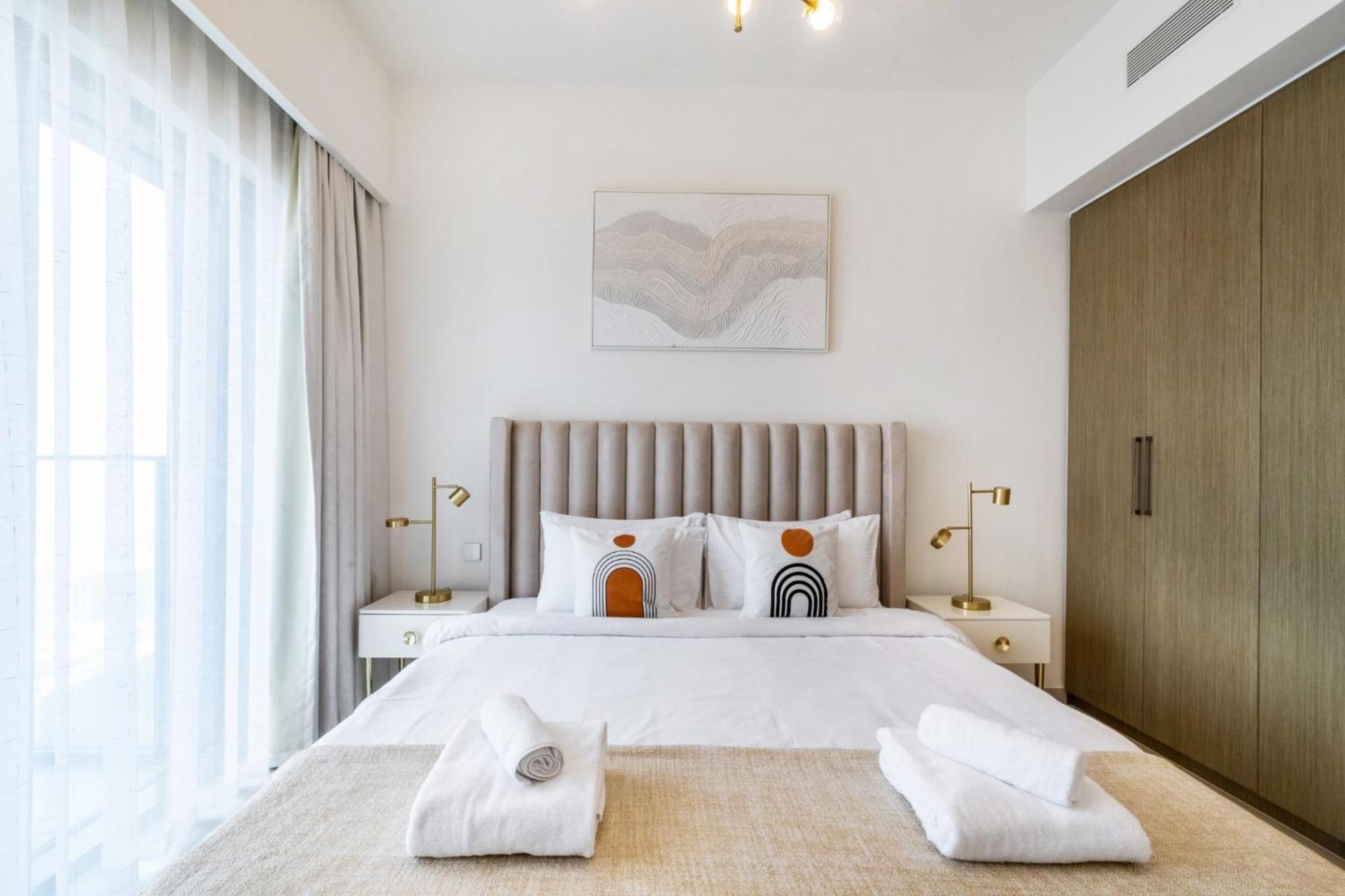Exclusive 4 Bedroom I Burj Khalifa And Fountain Views I Free Wi-fi, Pool, Gym & Parking I By Meerak Apartment