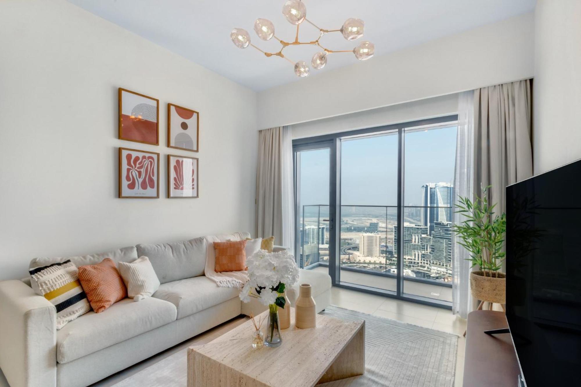 Exclusive 4 Bedroom I Burj Khalifa And Fountain Views I Free Wi-fi, Pool, Gym & Parking I By Meerak Apartment *