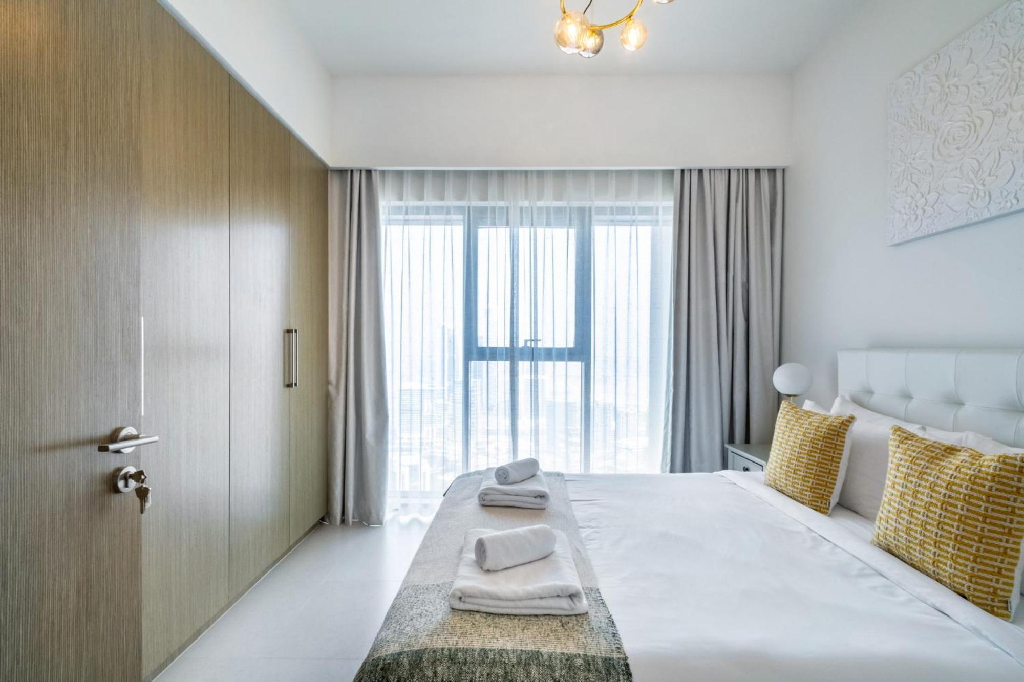 Apartment Exclusive 4 Bedroom I Burj Khalifa And Fountain Views I Free Wi-fi, Pool, Gym & Parking I By Meerak *