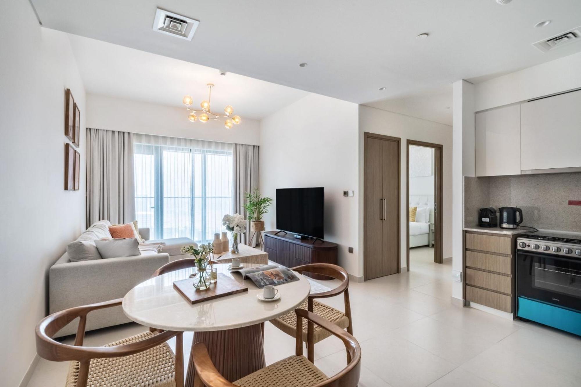 Exclusive 4 Bedroom I Burj Khalifa And Fountain Views I Free Wi-fi, Pool, Gym & Parking I By Meerak Apartment Dubai