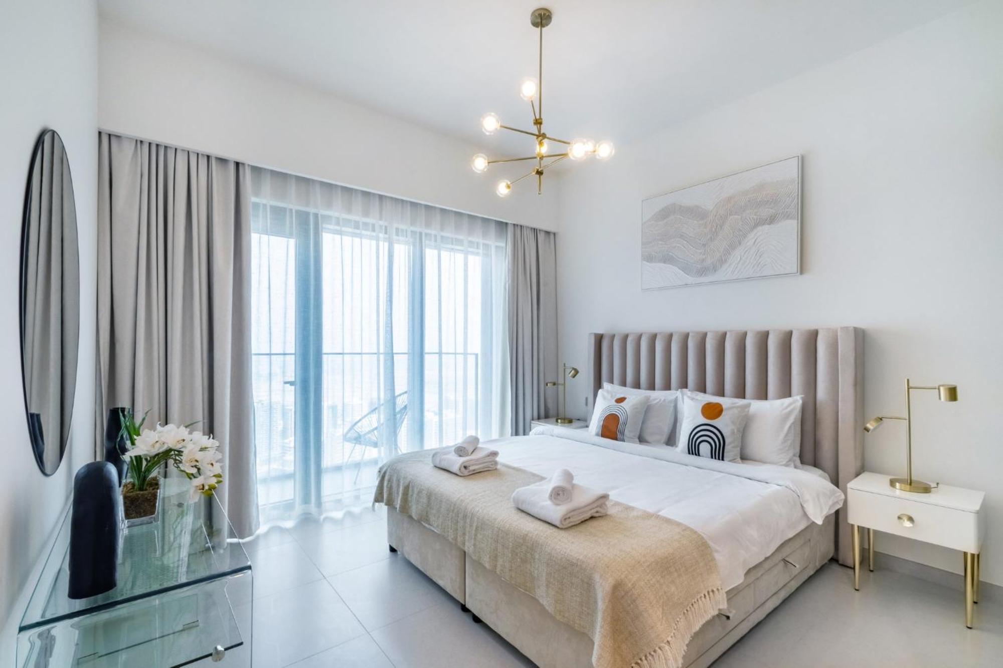 Exclusive 4 Bedroom I Burj Khalifa And Fountain Views I Free Wi-fi, Pool, Gym & Parking I By Meerak
