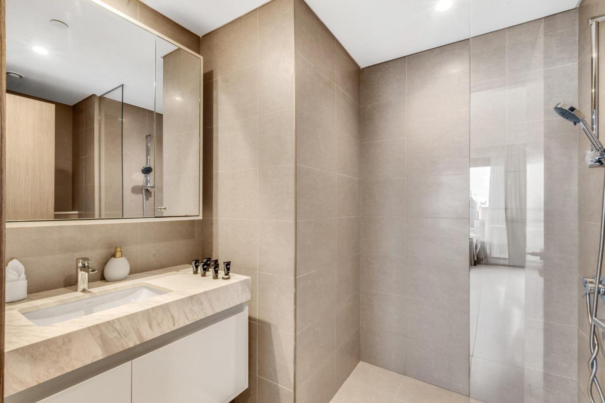 Exclusive 4 Bedroom I Burj Khalifa And Fountain Views I Free Wi-fi, Pool, Gym & Parking I By Meerak *