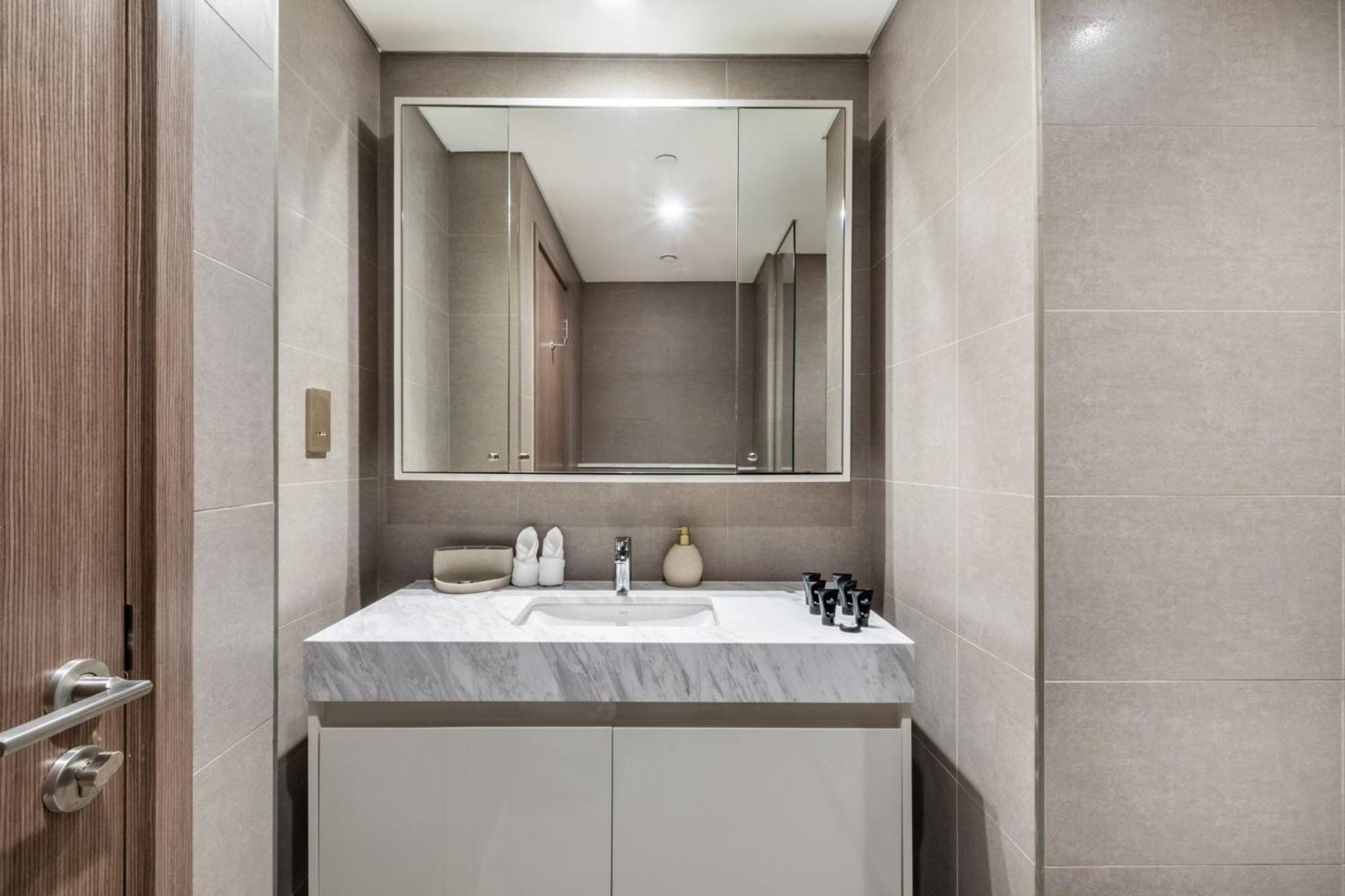 Exclusive 4 Bedroom I Burj Khalifa And Fountain Views I Free Wi-fi, Pool, Gym & Parking I By Meerak * Dubai