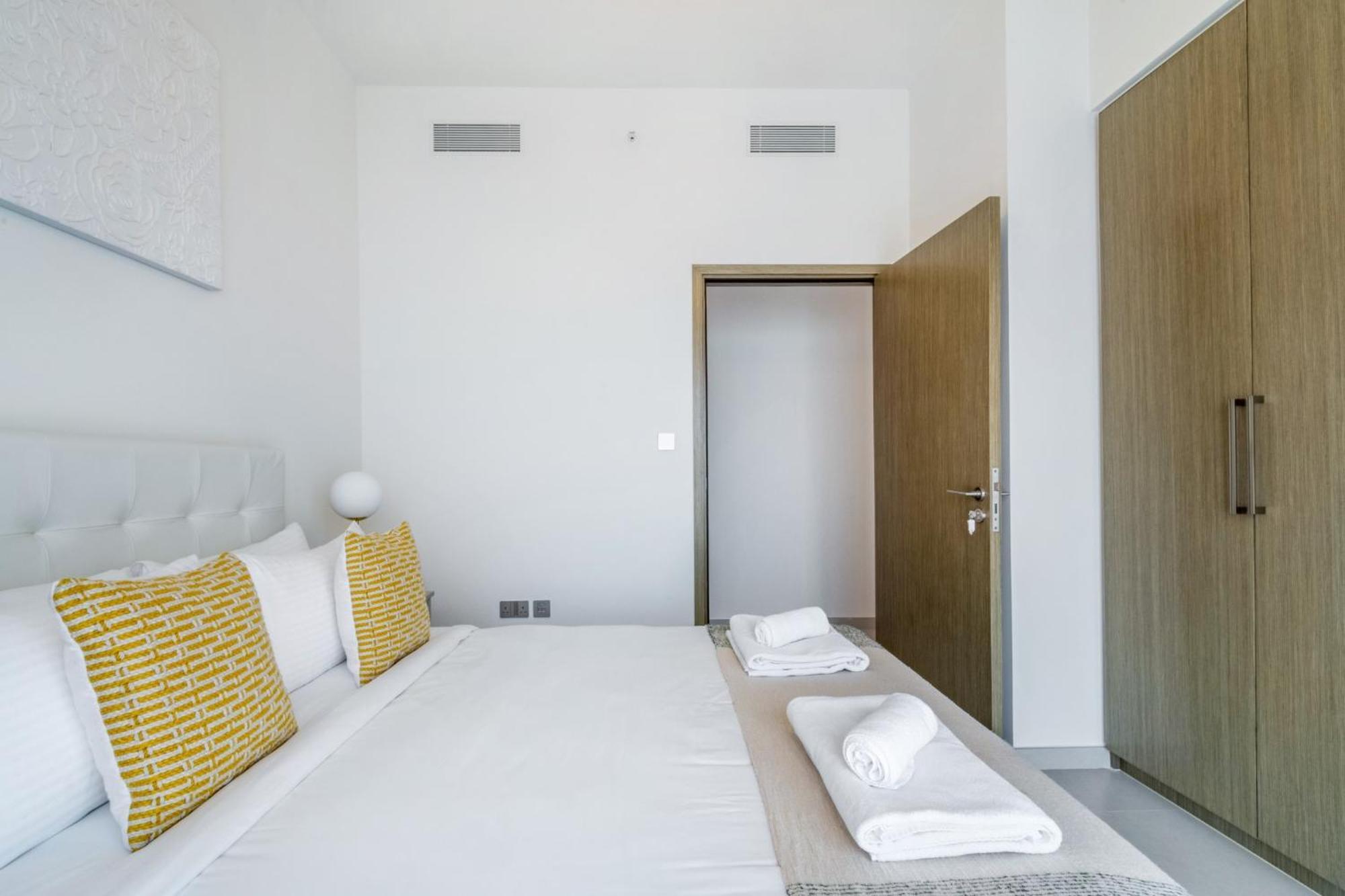 Exclusive 4 Bedroom I Burj Khalifa And Fountain Views I Free Wi-fi, Pool, Gym & Parking I By Meerak Apartment *