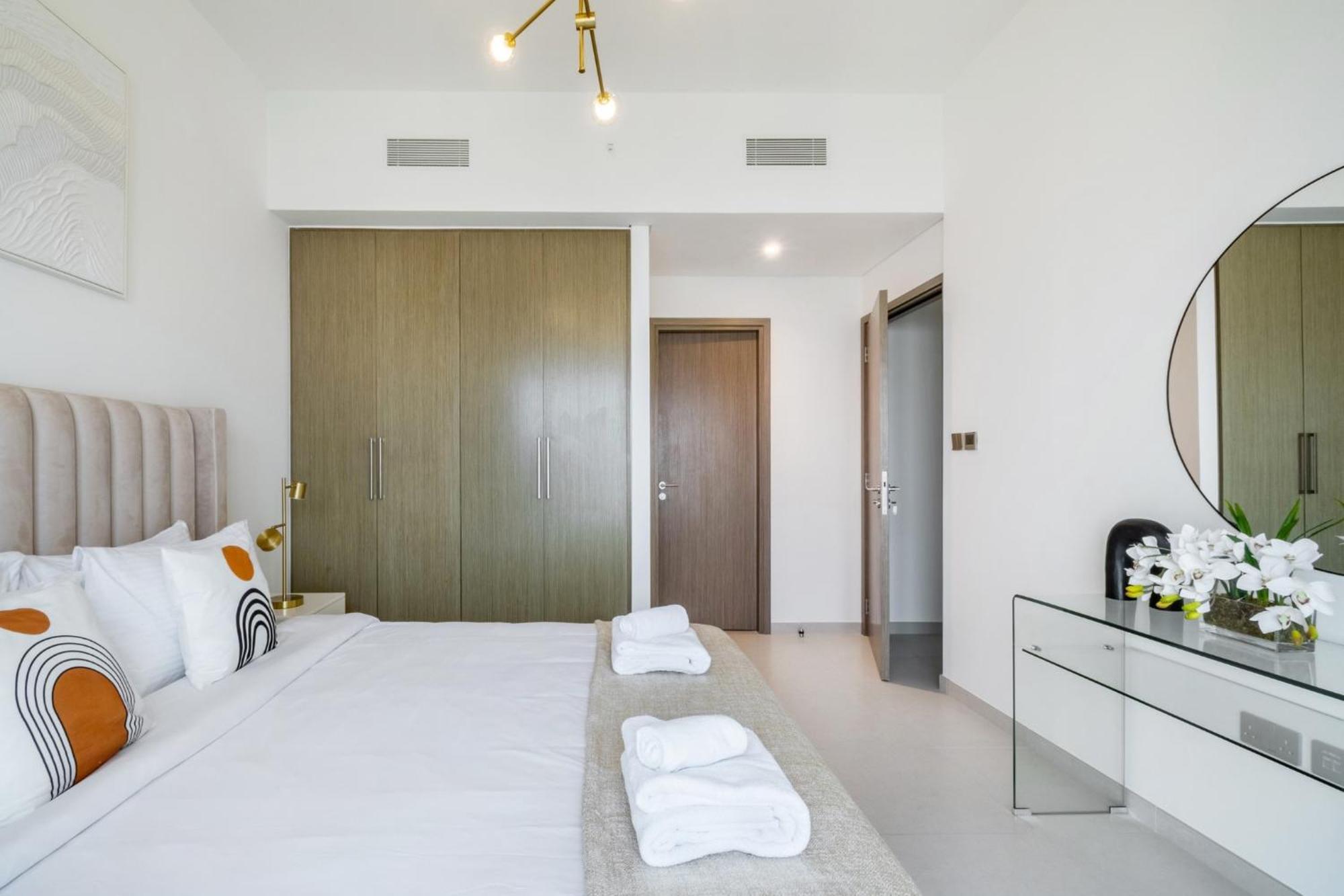Apartment Exclusive 4 Bedroom I Burj Khalifa And Fountain Views I Free Wi-fi, Pool, Gym & Parking I By Meerak Dubai