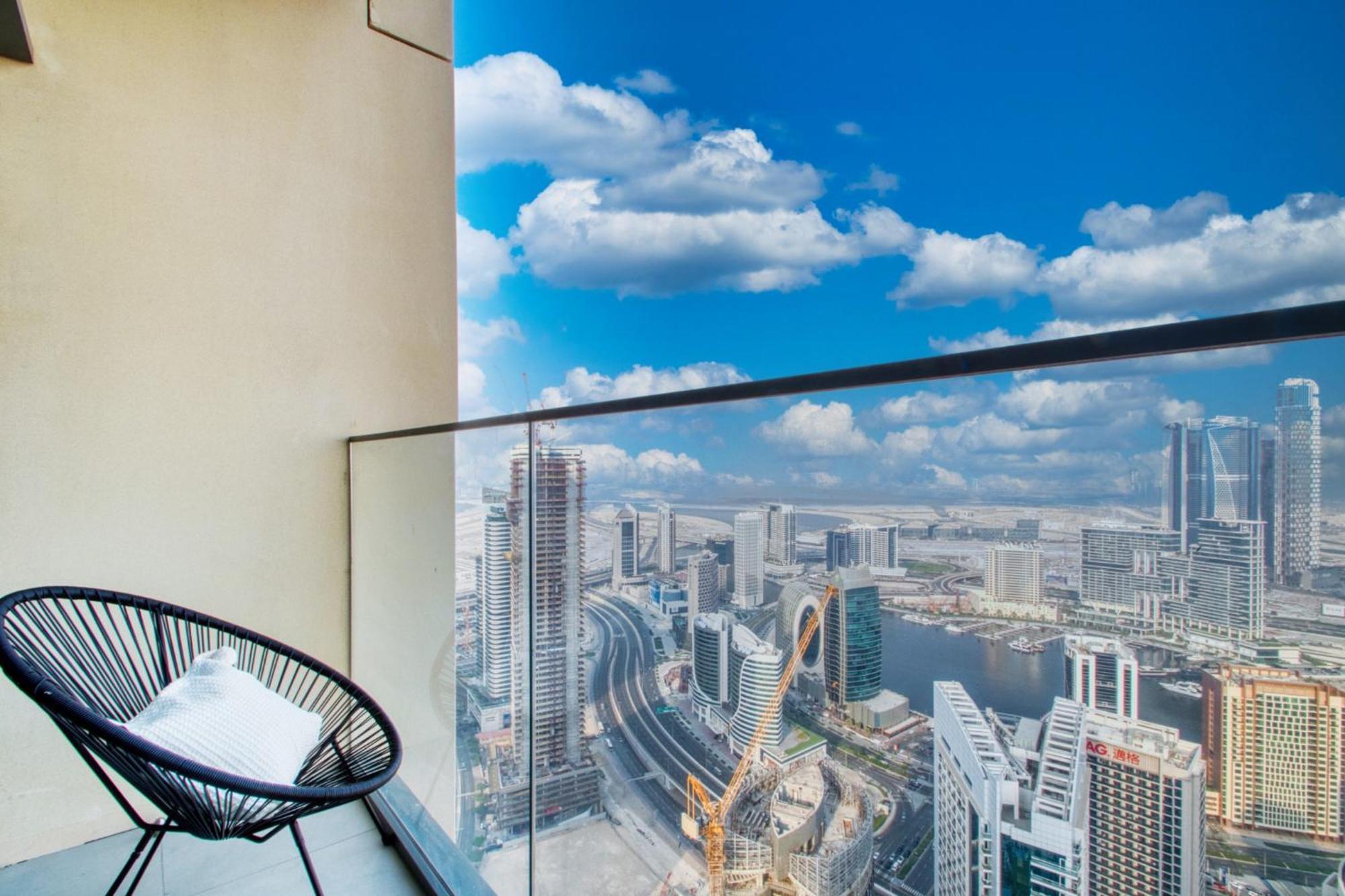 Exclusive 4 Bedroom I Burj Khalifa And Fountain Views I Free Wi-fi, Pool, Gym & Parking I By Meerak Apartment *