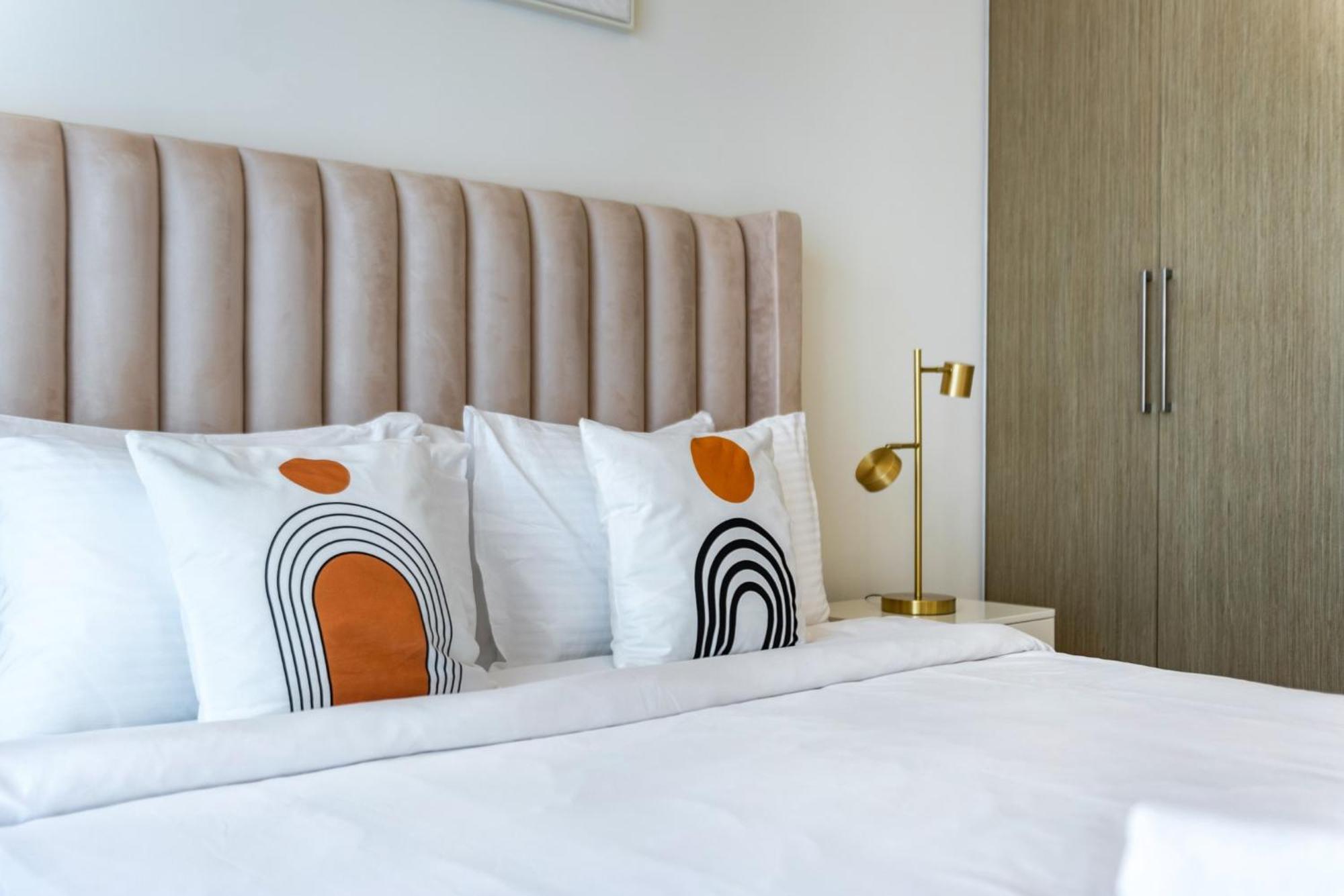 Exclusive 4 Bedroom I Burj Khalifa And Fountain Views I Free Wi-fi, Pool, Gym & Parking I By Meerak