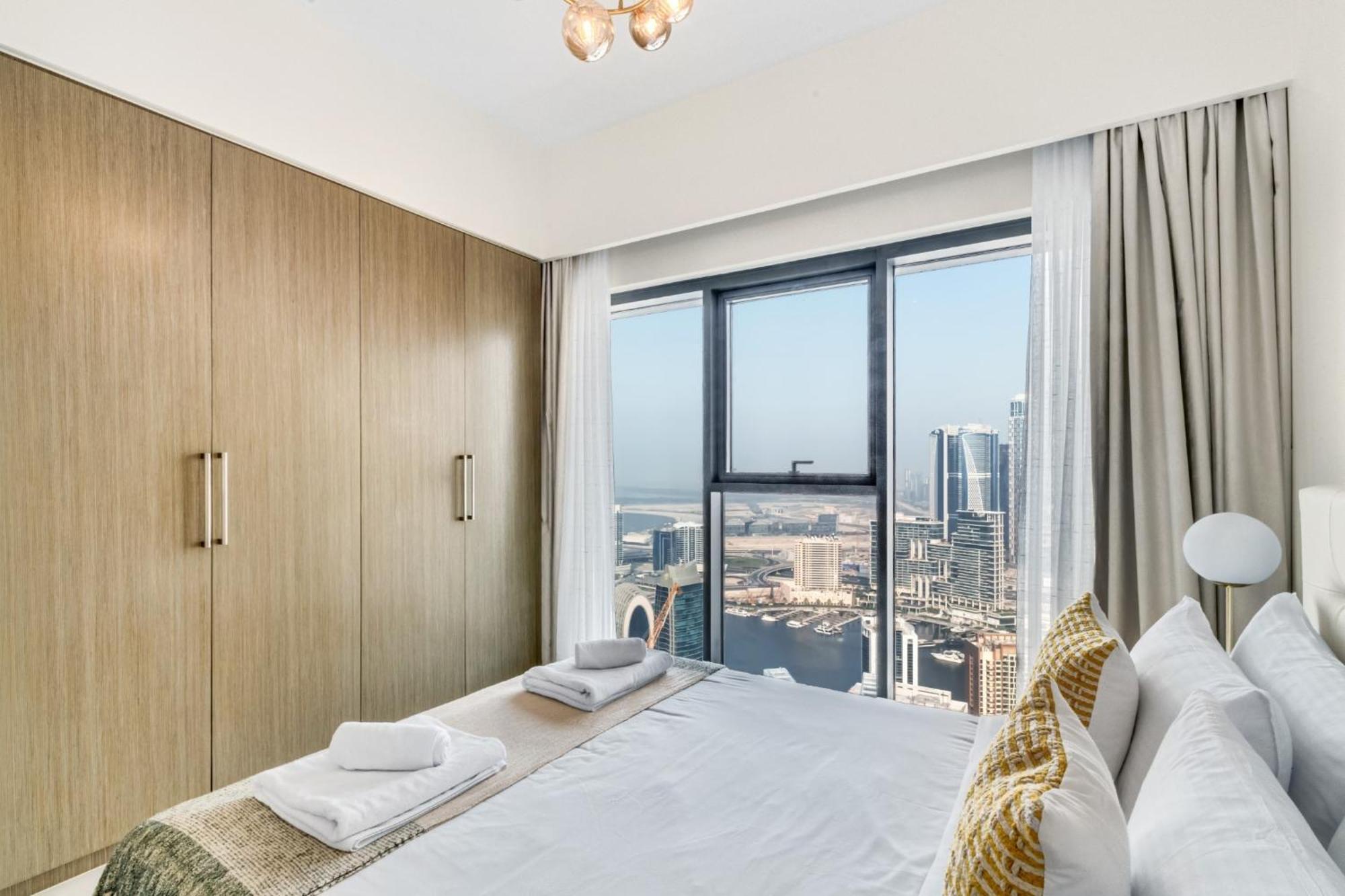 Exclusive 4 Bedroom I Burj Khalifa And Fountain Views I Free Wi-fi, Pool, Gym & Parking I By Meerak *
