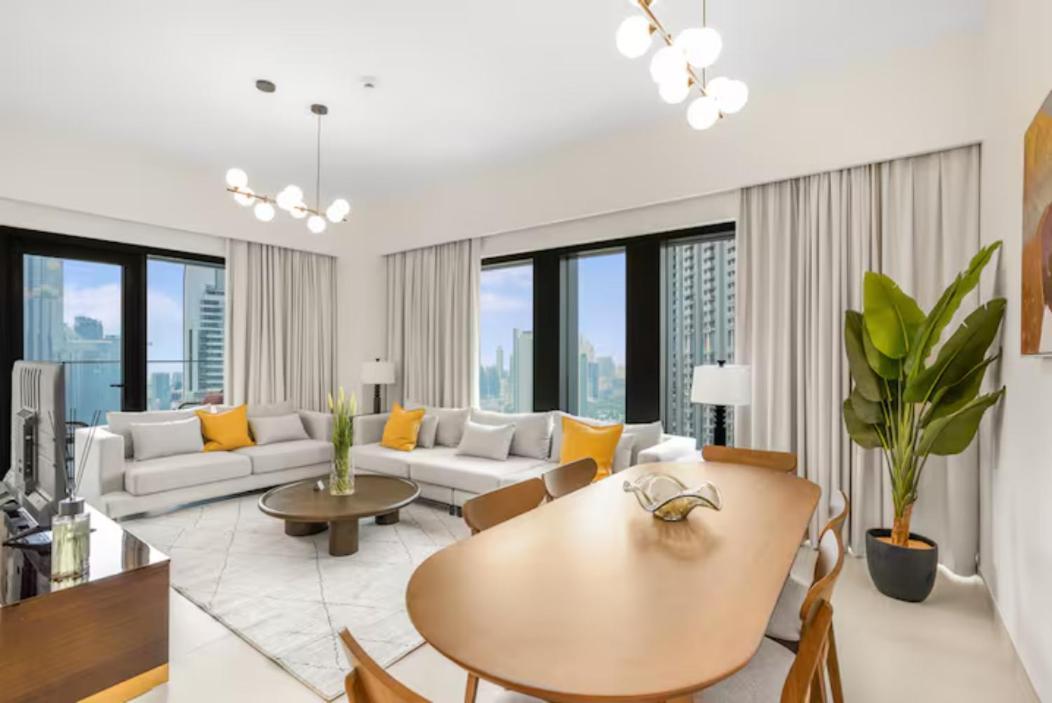 Apartment Exclusive 4 Bedroom I Burj Khalifa And Fountain Views I Free Wi-fi, Pool, Gym & Parking I By Meerak