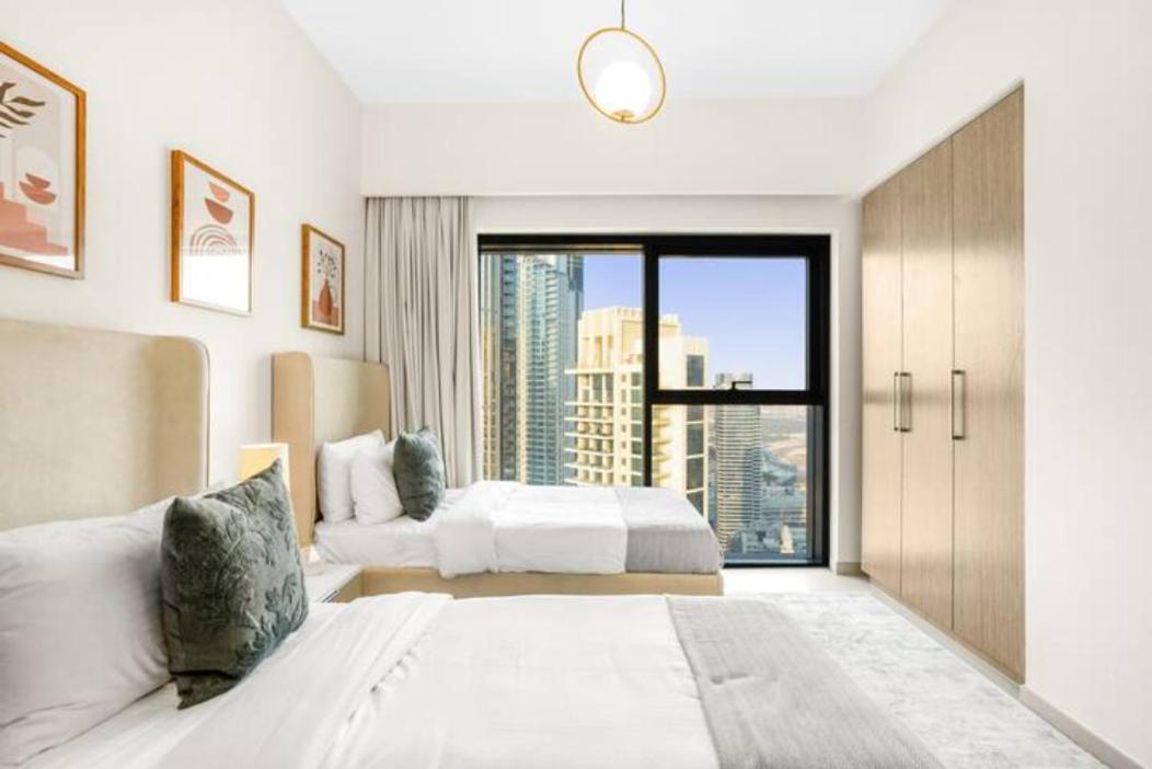 Apartment Exclusive 4 Bedroom I Burj Khalifa And Fountain Views I Free Wi-fi, Pool, Gym & Parking I By Meerak *
