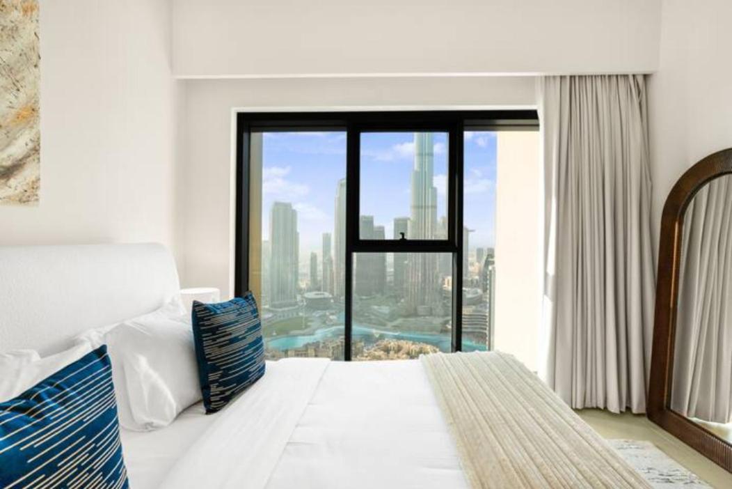 Exclusive 4 Bedroom I Burj Khalifa And Fountain Views I Free Wi-fi, Pool, Gym & Parking I By Meerak Apartment