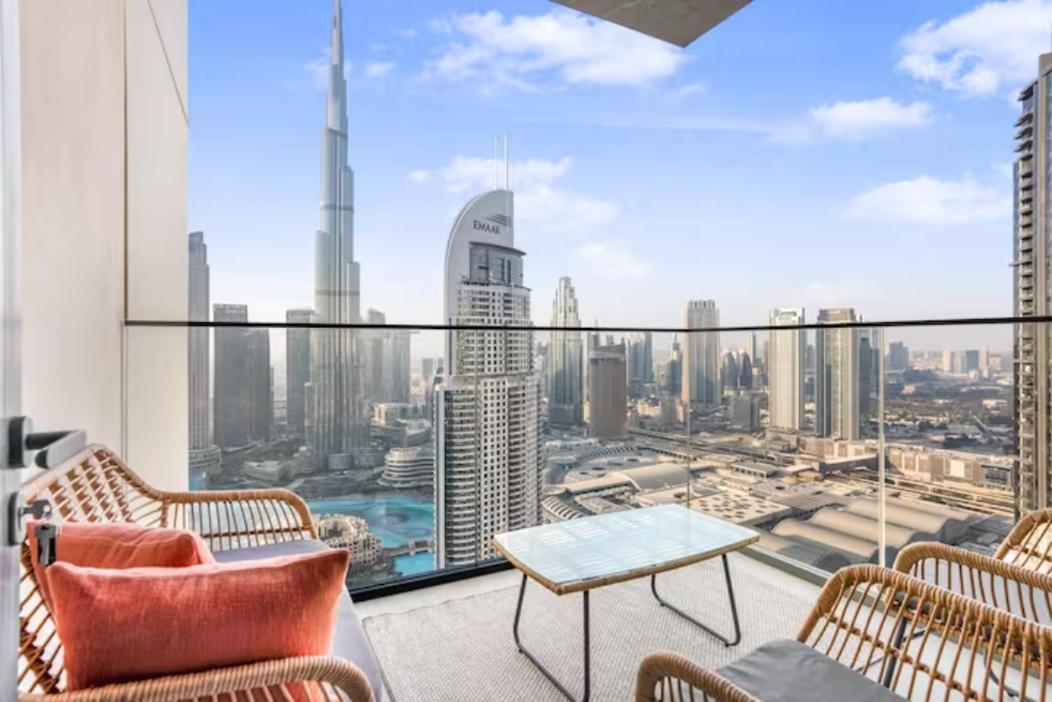 Exclusive 4 Bedroom I Burj Khalifa And Fountain Views I Free Wi-fi, Pool, Gym & Parking I By Meerak