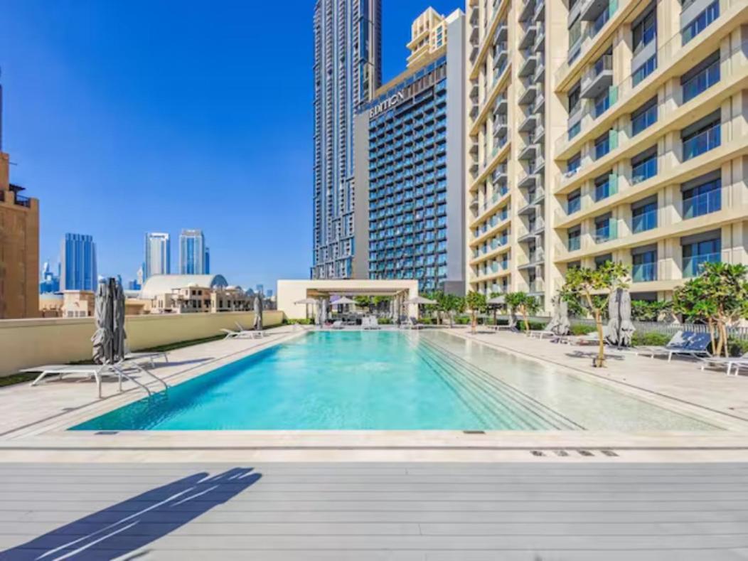 Exclusive 4 Bedroom I Burj Khalifa And Fountain Views I Free Wi-fi, Pool, Gym & Parking I By Meerak Apartment *