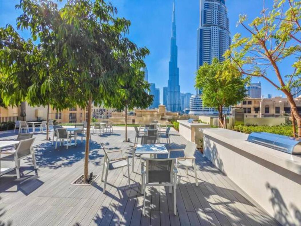 Apartment Exclusive 4 Bedroom I Burj Khalifa And Fountain Views I Free Wi-fi, Pool, Gym & Parking I By Meerak