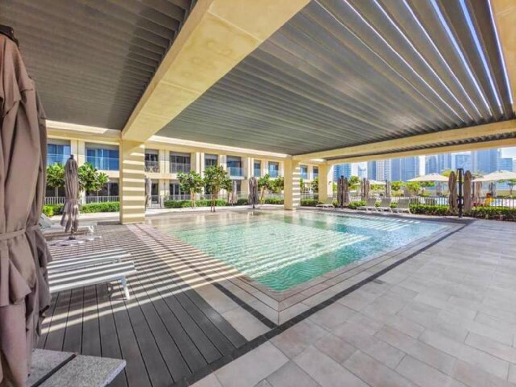 Apartment Exclusive 4 Bedroom I Burj Khalifa And Fountain Views I Free Wi-fi, Pool, Gym & Parking I By Meerak