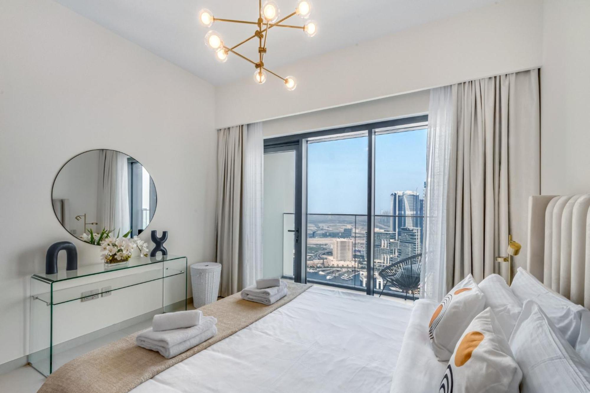 Apartment Exclusive 4 Bedroom I Burj Khalifa And Fountain Views I Free Wi-fi, Pool, Gym & Parking I By Meerak *